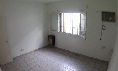 Casa en alquiler / venta en Barrio Jardín , todo en una planta , Mirá el video !