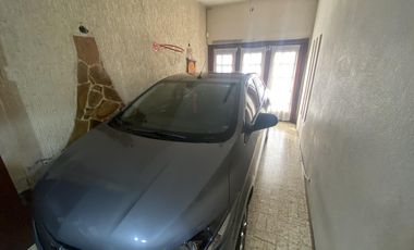 VENTA CASA AL FRENTE 3 DORMITORIOS CON COCHERA