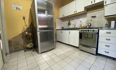 VENTA CASA AL FRENTE 3 DORMITORIOS CON COCHERA