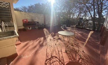 VENTA CASA AL FRENTE 3 DORMITORIOS CON COCHERA