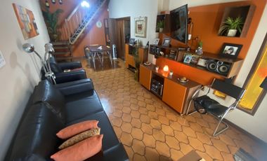 VENTA CASA AL FRENTE 3 DORMITORIOS CON COCHERA
