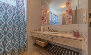 Departamento de 2 ambientes modificado para uso comercial.