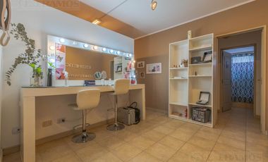 Departamento de 2 ambientes modificado para uso comercial.