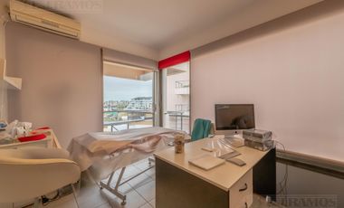 Departamento de 2 ambientes modificado para uso comercial.