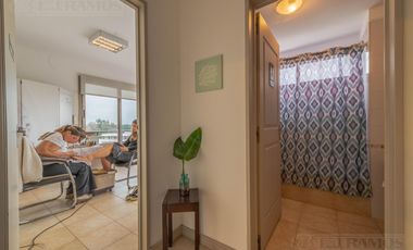 Departamento de 2 ambientes modificado para uso comercial.