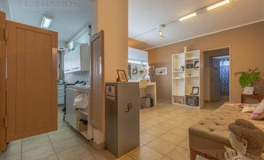 Departamento de 2 ambientes modificado para uso comercial.