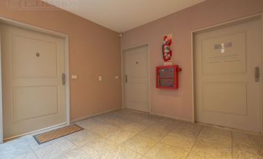Departamento de 2 ambientes modificado para uso comercial.