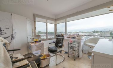 Departamento de 2 ambientes modificado para uso comercial.