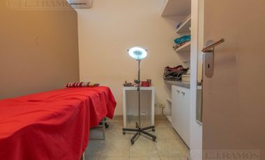 Departamento de 2 ambientes modificado para uso comercial.