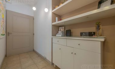 Departamento de 2 ambientes modificado para uso comercial.