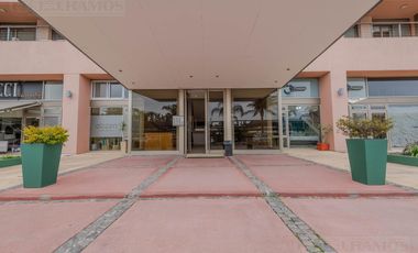 Departamento de 2 ambientes modificado para uso comercial.