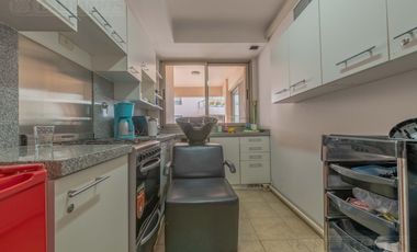 Departamento de 2 ambientes modificado para uso comercial.