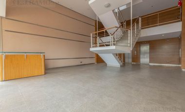Departamento de 2 ambientes modificado para uso comercial.