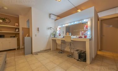 Departamento de 2 ambientes modificado para uso comercial.