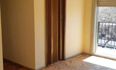 Departamento en San Cristóbal, 3 ambientes, Venta, con balcón