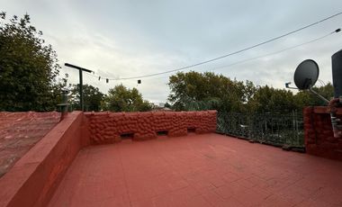 Casa de cinco ambientes con cochera y terraza en venta en Bernal