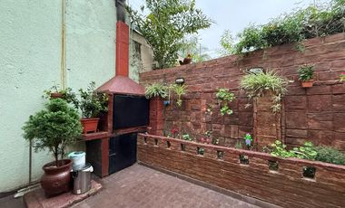 Casa de cinco ambientes con cochera y terraza en venta en Bernal