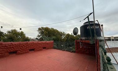 Casa de cinco ambientes con cochera y terraza en venta en Bernal