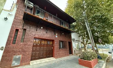 Casa de cinco ambientes con cochera y terraza en venta en Bernal