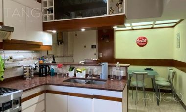 Venta Departamento 4 Ambientes en Caballito Con Balcón al Frente Cochera Baulera Escritorio