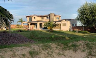 Casa en venta - 3 Dormitorios 2 Baños - Cocheras - Saladillo