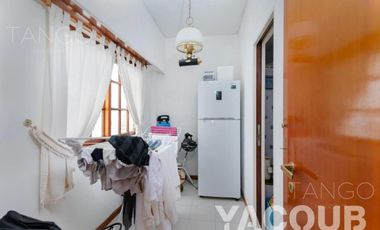 Departamento en Venta, Caballito, 6 ambientes, con cochera y balcón