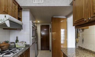 Departamento en Venta, Caballito, 6 ambientes, con cochera y balcón