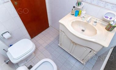 Departamento en Venta, Caballito, 6 ambientes, con cochera y balcón