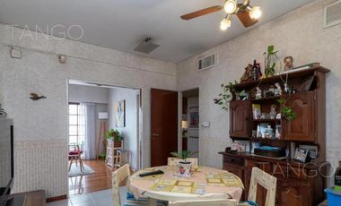 Departamento en Venta, Caballito, 6 ambientes, con cochera y balcón