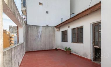 Departamento en Venta, Caballito, 6 ambientes, con cochera y balcón