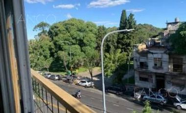Venta Departamento 4 Ambientes en Parque Patricios Con Balcón Con Cochera Baulera