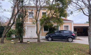 Casa en  venta en Barrio Los Jazmines con piscina