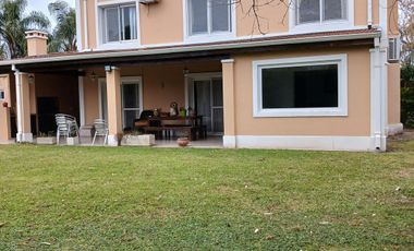 Casa en  venta en Barrio Los Jazmines con piscina