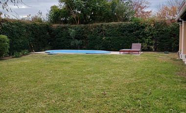 Casa en  venta en Barrio Los Jazmines con piscina