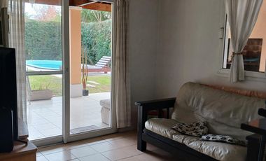 Casa en  venta en Barrio Los Jazmines con piscina
