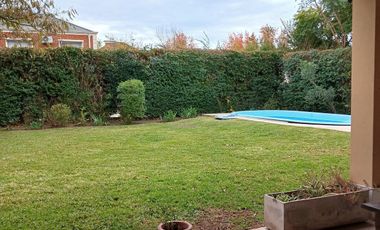 Casa en  venta en Barrio Los Jazmines con piscina