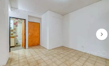 Venta Departamento en Flores Dos Ambientes Con Patio Apto Profesional