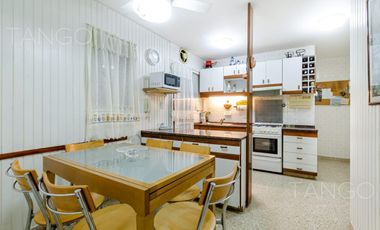 Venta Departamento en Recoleta Cinco Ambientes Con Cochera Baulera