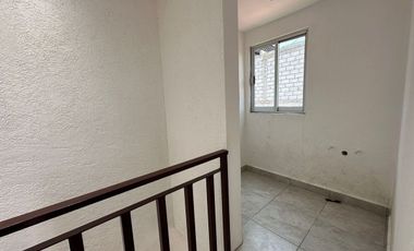 Amplia casa de 3 niveles con terraza en venta