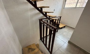 Amplia casa de 3 niveles con terraza en venta
