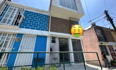Amplia casa de 3 niveles con terraza en venta