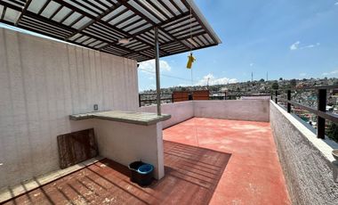 Amplia casa de 3 niveles con terraza en venta