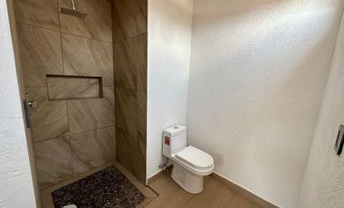 Amplia casa de 3 niveles con terraza en venta