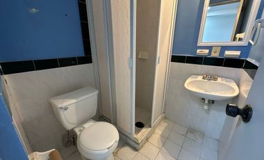 Amplia casa de 3 niveles con terraza en venta
