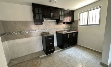 Amplia casa de 3 niveles con terraza en venta