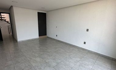 Amplia casa de 3 niveles con terraza en venta