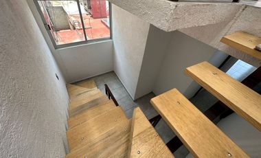 Amplia casa de 3 niveles con terraza en venta