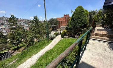 Amplia casa de 3 niveles con terraza en venta