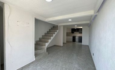 Amplia casa de 3 niveles con terraza en venta