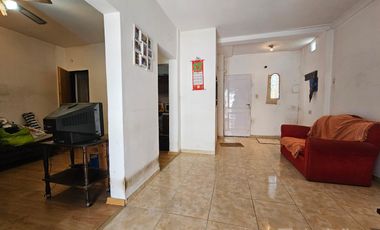 Casa de 3 ambientes c/pequeño patio en Temperley Este